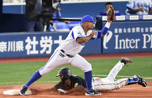 DeNA対阪神　8回表阪神無死、一塁へヘッドスライディングするも三ゴロに倒れる梅野（撮影・鈴木みどり）