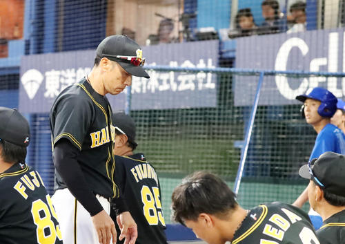 DeNA対阪神　8回裏を前に選手交代を告げベンチに戻る矢野燿大監督、右は植田海（撮影・加藤哉）