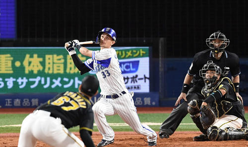 DeNA対阪神　9回裏DeNA1死一塁、右越えにサヨナラ本塁打を放つ乙坂。投手岩崎（撮影・鈴木みどり）