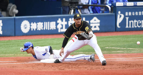 DeNA対阪神　1回裏DeNA無死、二塁へ内野安打を放ち、一塁へヘッドスライディングする神里。一塁手マルテ（撮影・鈴木みどり）