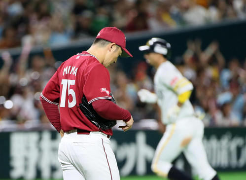 ソフトバンク対楽天　4回裏ソフトバンク無死、福田秀平に勝ち越しソロ本塁打を浴びる美馬学（撮影・栗木一考）