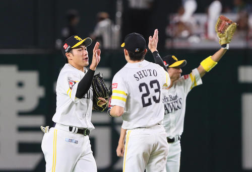ソフトバンク対楽天　勝利しタッチを交わすソフトバンク柳田（左）（撮影・足立雅史）