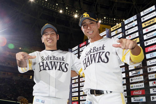 ソフトバンク対楽天　お立ち台でももクロポーズをする石川柊太（左）と福田秀平（撮影・栗木一考）