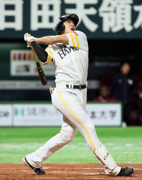 ソフトバンク対楽天　1回裏ソフトバンク2死、柳田は右中間に同点ソロ本塁打を放つ（撮影・栗木一考）