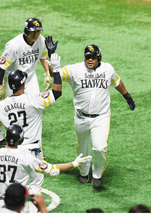 ソフトバンク対楽天　3回裏ソフトバンク2死二塁、デスパイネは左越えに勝ち越しの2点本塁打を放ち柳田らに迎えられる（撮影・今浪浩三）