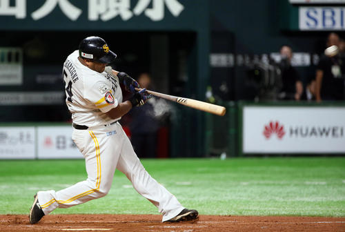 ソフトバンク対楽天　3回裏ソフトバンク2死二塁、デスパイネは左越えに勝ち越し2点本塁打を放つ（撮影・栗木一考）