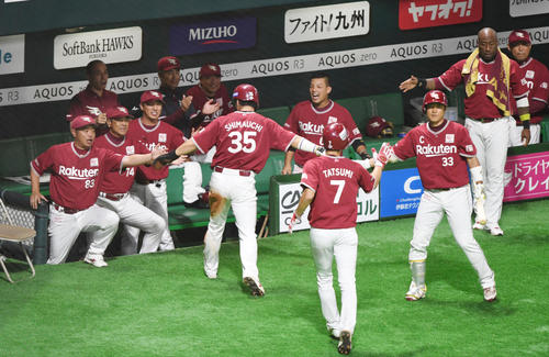 ソフトバンク対楽天　4回表楽天1死満塁、浅村の右前2点適時打で生還する島内、辰巳を迎える平石監督らナイン（撮影・今浪浩三）