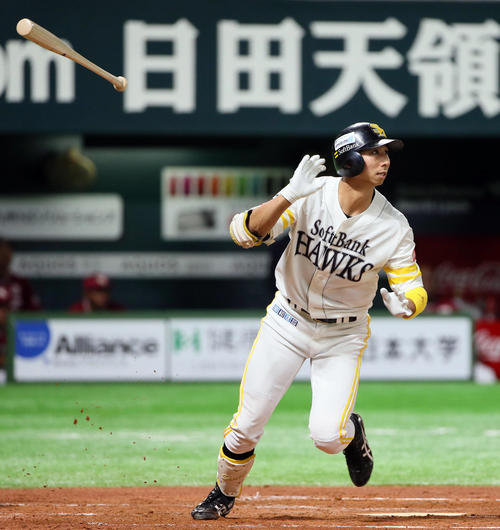 ソフトバンク対楽天　2回裏ソフトバンク1死、福田は右越えに二塁打を放つ（撮影・栗木一考）