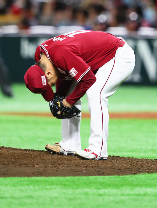 ソフトバンク対楽天　4回裏ソフトバンク無死、福田に右越え本塁打を浴びがっくりとうなだれる美馬（撮影・足立雅史）