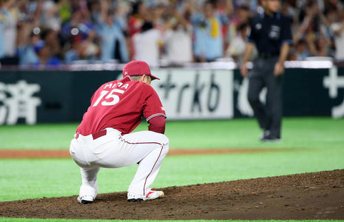 ソフトバンク対楽天　4回裏ソフトバンク無死、福田に勝ち越しソロ本塁打を浴びる美馬（撮影・栗木一考）