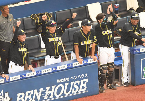 DeNA対阪神　6回表阪神2死三塁、上本の左前適時安打で同点、喜ぶ矢野監督（撮影・奥田泰也）
