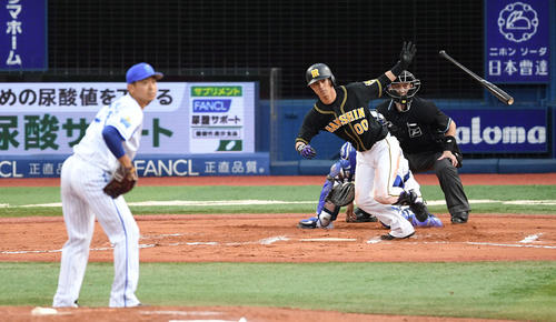 DeNA対阪神　6回表阪神2死三塁、左前適時打を放つ上本。投手今永（撮影・鈴木みどり）