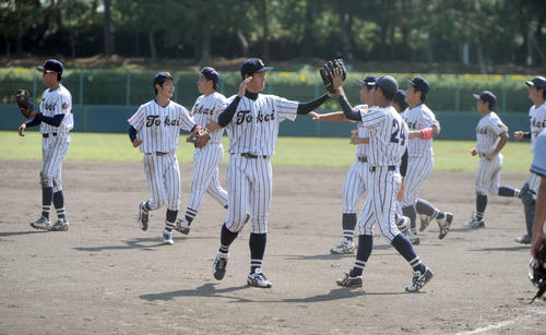 日大国際関係に連勝し、笑顔のハイタッチを交わす東海大海洋ナイン
