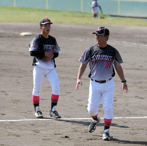 2回途中3失点KOを喫し、降板する日大国際関係の鈴木（左）。右は松崎裕幸監督