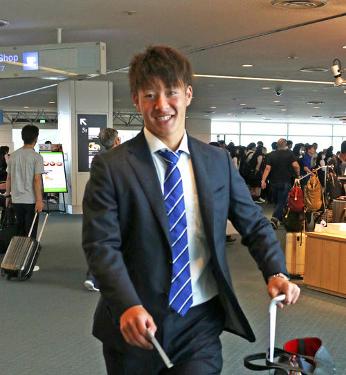 宮崎へ向かうため羽田空港に到着した日本ハム吉田輝（撮影・田中彩友美）