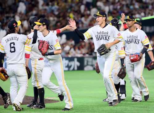 楽天に勝利しナインとハイタッチする柳田（中央）らソフトバンクナイン（撮影・栗木一考）