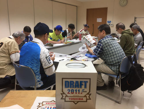 「模擬ドラフト」で各自戦略を練るドラフト会議倶楽部のメンバーたち（撮影・金子真仁）