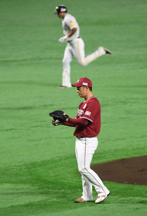 1回裏ソフトバンク2死、先発の美馬学は柳田悠岐に同点のソロ本塁打を浴びる（撮影・今浪浩三）