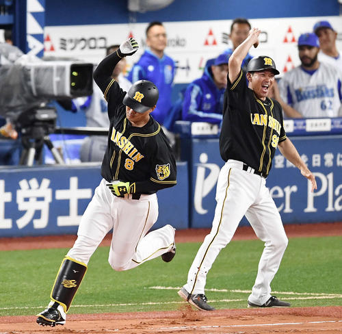 9回表阪神2死、右越えソロ本塁打を放った福留（左）は筒井コーチとハイタッチ（撮影・鈴木みどり）
