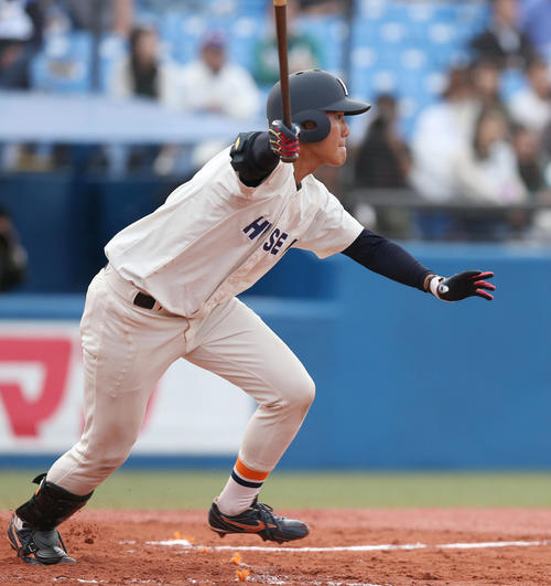 明大対法大、3回裏法大、1死一、二塁、右中間に2点適時打を放つ中村迅（撮影・佐藤成）