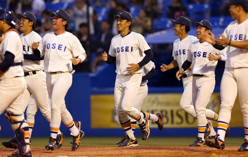 明大対法大　勝利し、笑顔の法大の選手たち（撮影・大野祥一）