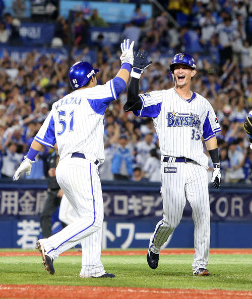 DeNA対阪神　サヨナラ勝ちで宮崎（左）とタッチするDeNA乙坂（撮影・鈴木正人）