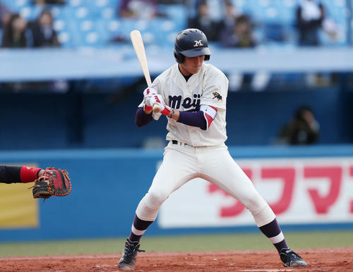 明大対法大、7回表明大、2死二塁、代打で登場し見逃し三振に倒れる森下（撮影・佐藤成）