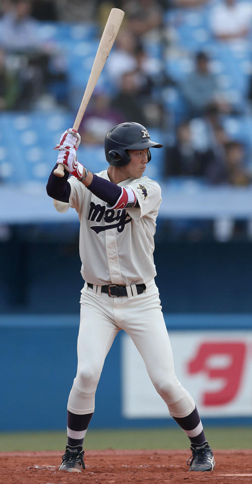 明大対法大、7回表明大、2死二塁、代打で登場した森下（撮影・佐藤成）