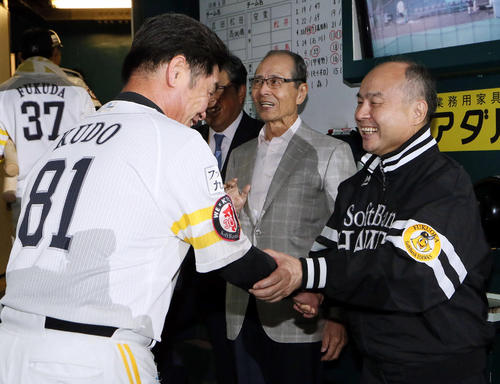 孫オーナー（右）と握手を交わす工藤監督。中央は王球団会長（撮影・栗木一考）