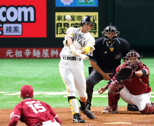 4回裏ソフトバンク無死、福田は右越えに勝ち越しソロ本塁打を放つ（撮影・梅根麻紀）
