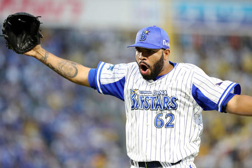 DeNA対阪神　7回表、阪神の攻撃を抑え雄たけびを上げるDeNAエスコバー（撮影・鈴木正人）