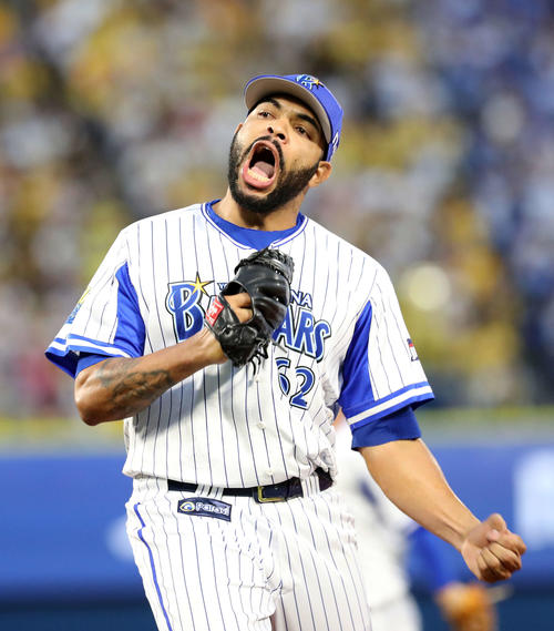 DeNA対阪神　7回表、阪神の攻撃を抑え雄たけびを上げるDeNAエスコバー（撮影・鈴木正人）