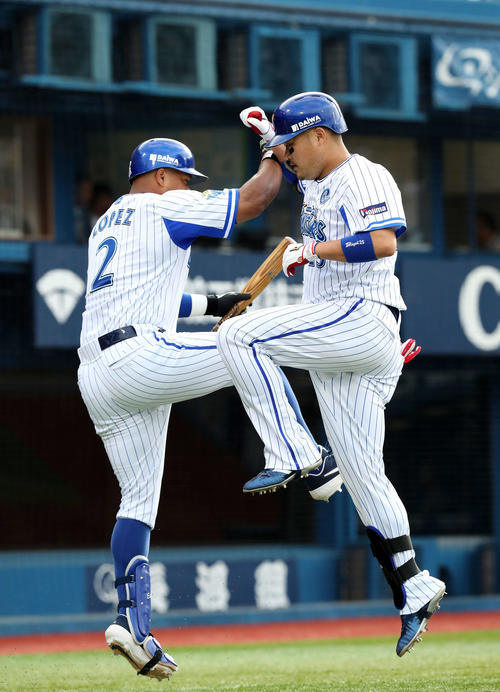 DeNA対阪神　3回裏DeNA無死、筒香（右）は左越え本塁打を放ちロペスとジャンプしてタッチ（撮影・鈴木正人）