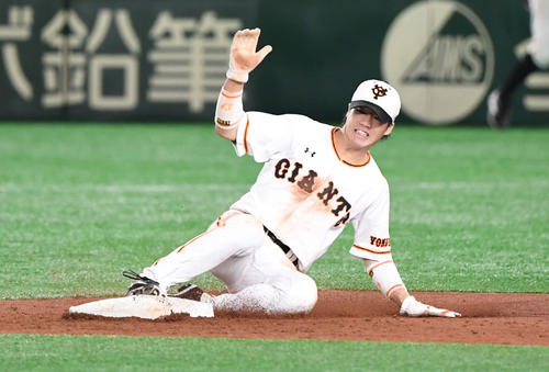 走塁練習で二塁に滑り込む巨人重信（撮影・山崎安昭）