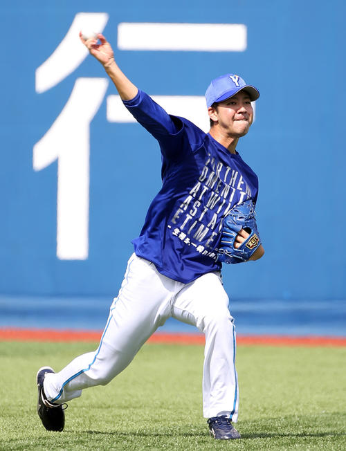 キャッチボールするDeNA平良（2019年10月3日撮影）