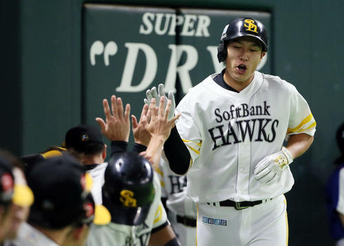 1回裏ソフトバンク2死、柳田は右中間に同点ソロ本塁打を放ちベンチ前でナインの出迎えを受ける（撮影・栗木一考）