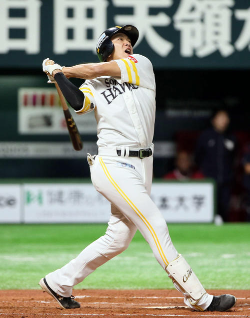 ソフトバンク対楽天　1回裏ソフトバンク2死、柳田は右中間に同点ソロ本塁打を放つ（撮影・栗木一考）