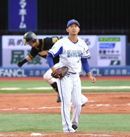 DeNA対阪神　6回表阪神2死三塁、上本に左前適時打を浴びる今永（撮影・鈴木みどり）