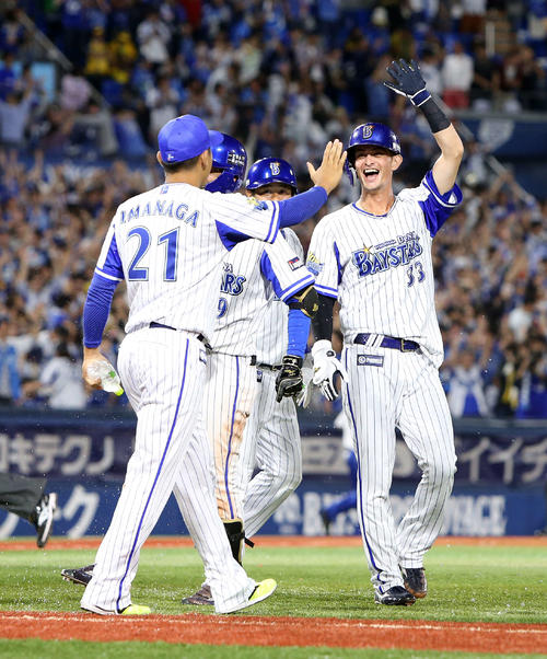 DeNA対阪神　サヨナラ勝ちで今永（左）とタッチするDeNA乙坂（撮影・鈴木正人）