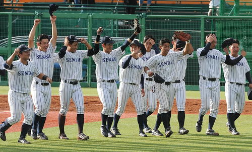 仙台大対東北福祉大　タイブレークを制し、4季ぶり7度目の優勝に逆王手をかけた仙台大ナインは応援席にあいさつ