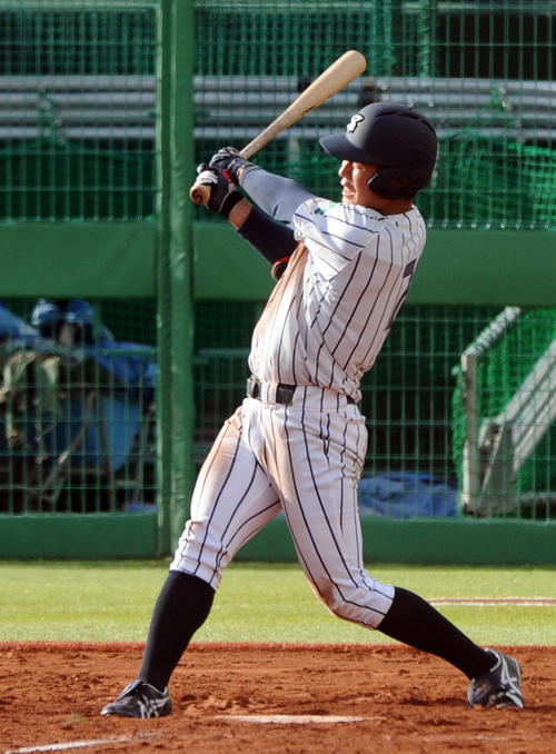 仙台大対東北福祉大　延長10回表仙台大1死満塁、川村が右越えに決勝の満塁本塁打
