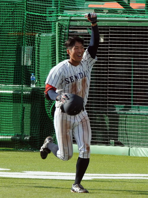 仙台大対東北福祉大　タイブレークの延長10回表、仙台大1死満塁。3番川村が右翼越えに決勝の満塁本塁打を放ち、ガッツポーズ