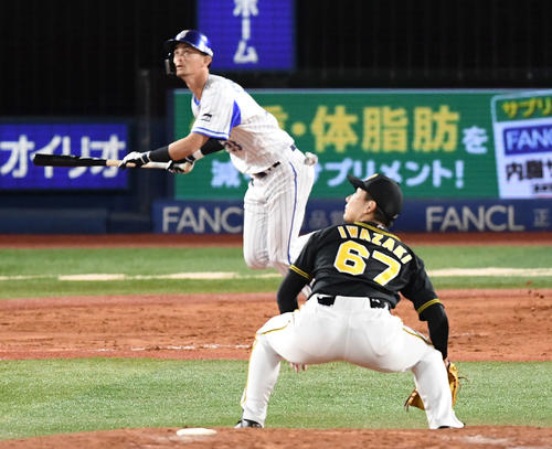 DeNA対阪神　9回裏DeNA1死一塁、乙坂にサヨナラ本塁打を浴びる岩崎（撮影・鈴木みどり）
