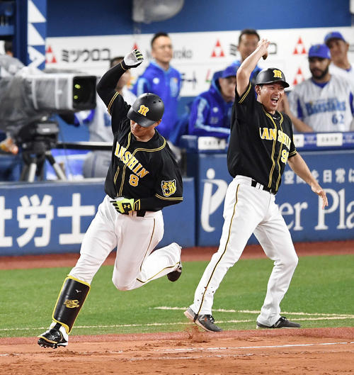 DeNA対阪神　9回表阪神2死、右越えソロ本塁打を放った福留（左）は久慈コーチとハイタッチ（撮影・鈴木みどり）