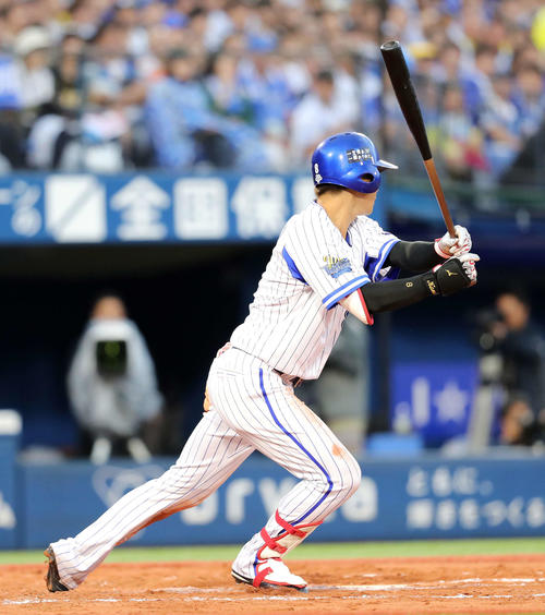 DeNA対阪神　6回裏DeNA2死二塁、神里和毅は左前適時打を放つ（撮影・鈴木正人）