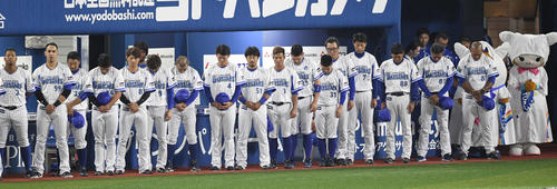 DeNA対阪神　亡くなった金田正一さんに黙とうを捧げるDeNAナイン（撮影・鈴木みどり）