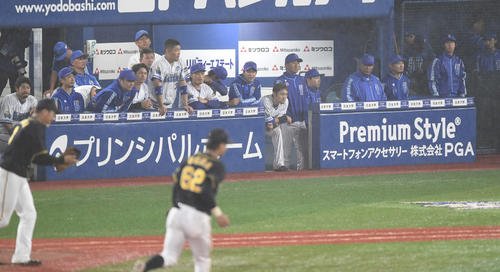 DeNA対阪神　阪神に敗れCSファイナル進出を逃し、ベンチでぼうぜんとするDeNAラミレス監督（右から3人目）（撮影・鈴木みどり）