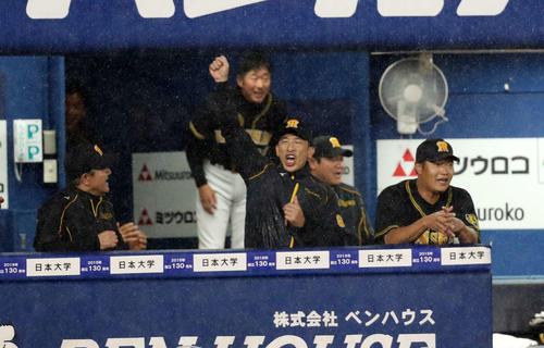 DeNA対阪神　試合に勝利しガッツポーズする阪神矢野監督（撮影・鈴木正人）