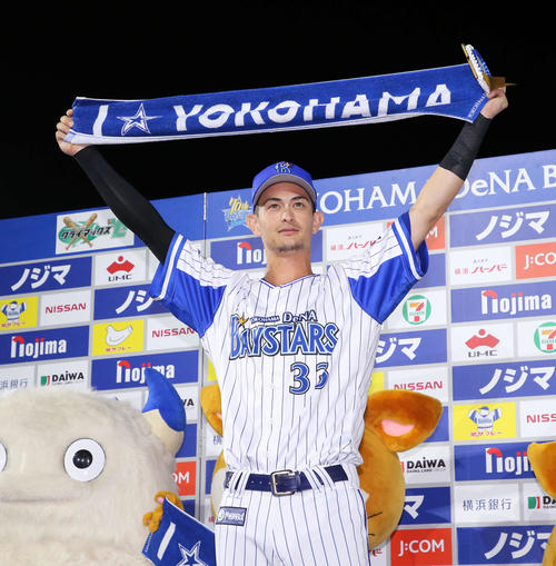 DeNA対阪神　お立ち台でタオルを掲げるDeNA乙坂（撮影・鈴木正人）