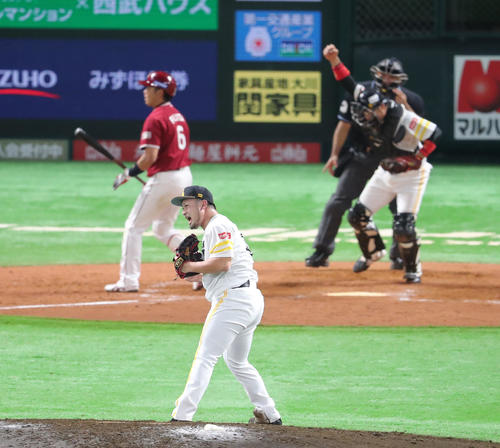 ソフトバンク対楽天 9回表楽天2死一塁、藤田を空振りの三振に仕留めガッツポーズをする森(撮影・梅根麻紀)